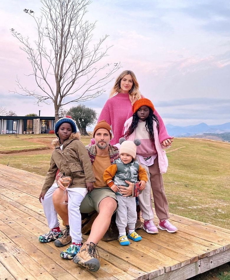 Giovanna Ewbank e Gagliasso com os filhos em um dia no rancho da família 