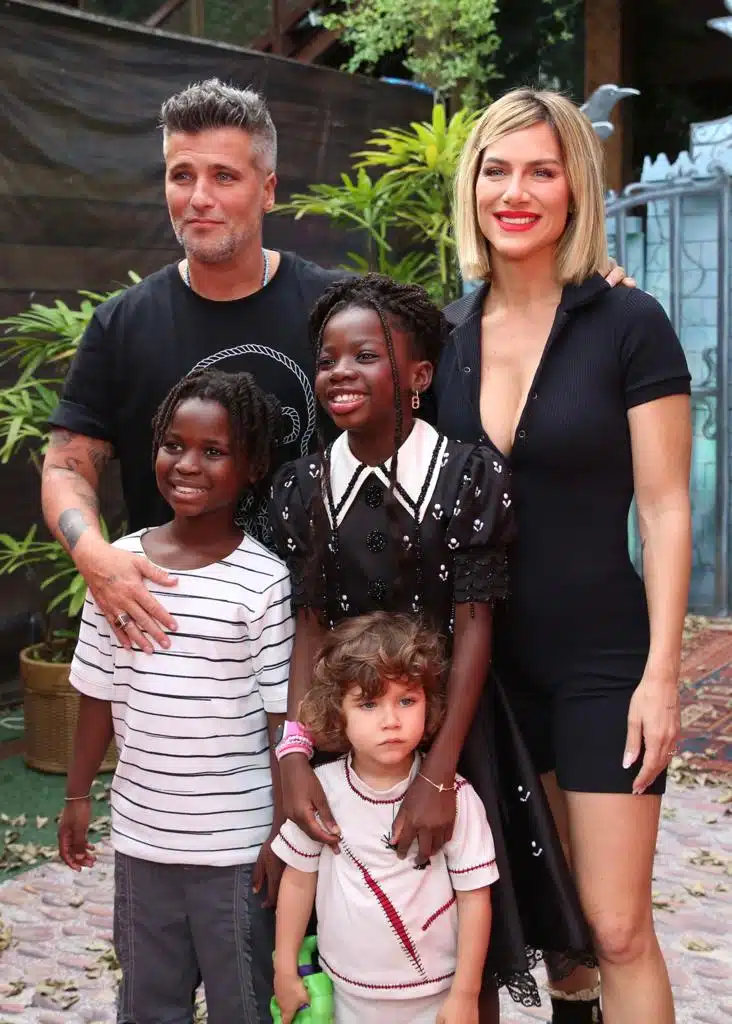 Giovanna Ewbank e Bruno posam com os filhos na chegada a festa de 10 anos de Títi