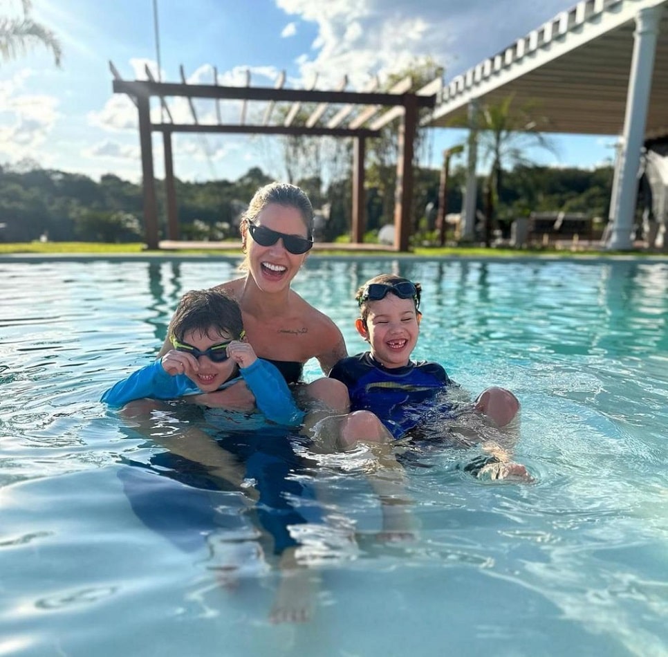 Gabriel e Samuel, filhos de Andressa Suita e Gusttavo Lima, com a mamãe na piscina 