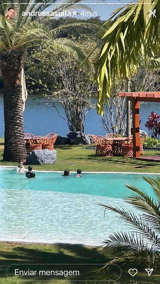 Os filhos de Andressa e Gusttavo Lima brincando na piscina em frente ao lago 