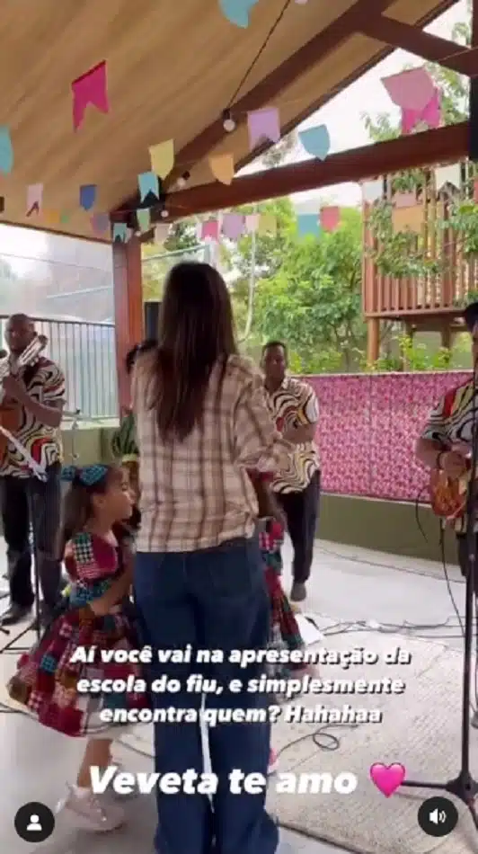 Sthe Matos mostra Ivete Sangalo dando um show na festa junina da escola das filhas, Marina e Helena 