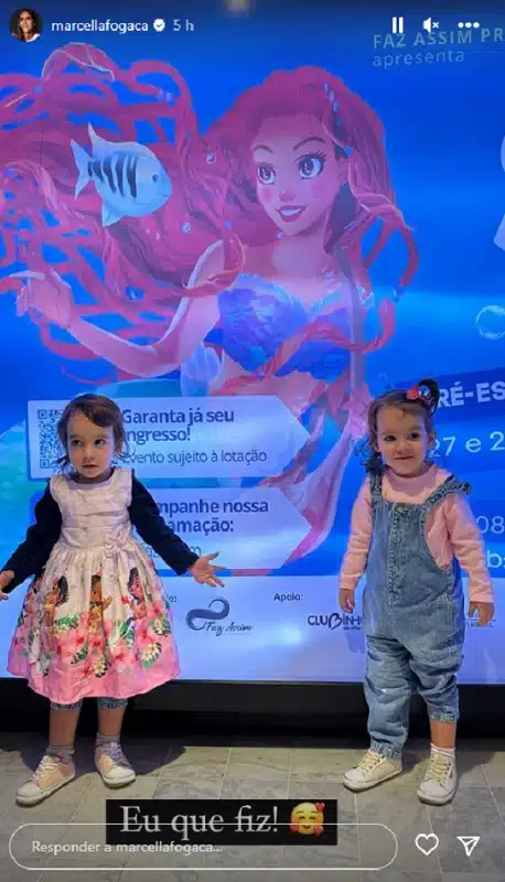 As filhas gêmeas de Marcella Fogaça e Joaquim Lopes foram ao teatro
