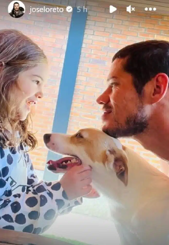 Bella, filha de Débora Nascimento e José Loreto, com um dos pets do ator 