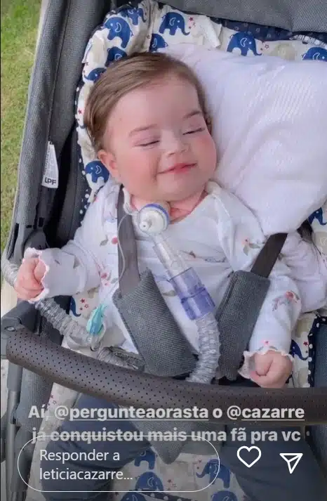 A bebê de Juliano Cazarré retornando para casa