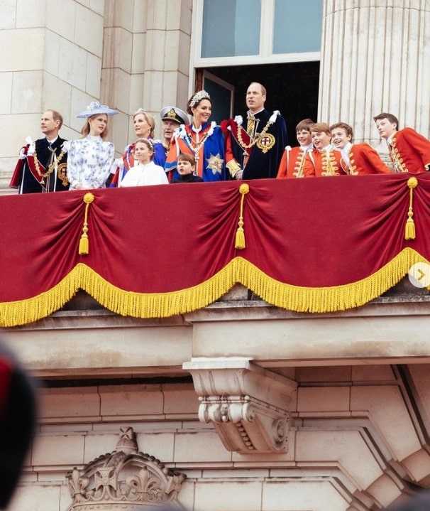 Kate Middleton e o príncipe William juntos com seus filhos