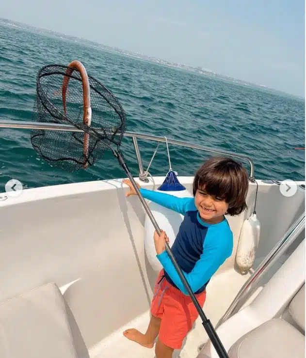 Filho de Kelly Key no seu passeio de barco