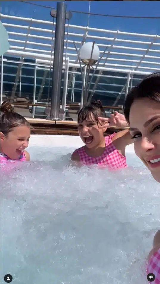 Maya e Kiara, filhas de Natália Guimarães e Leandro do KLB, na banheira do cruzeiro