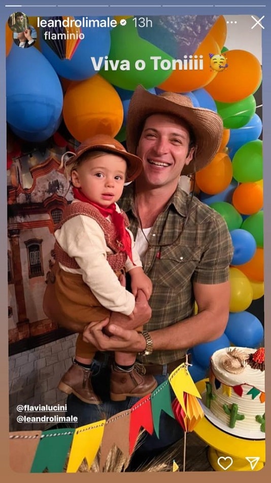 O ator Leandro Lima comemorando 1 ano de vida de seu bebê 