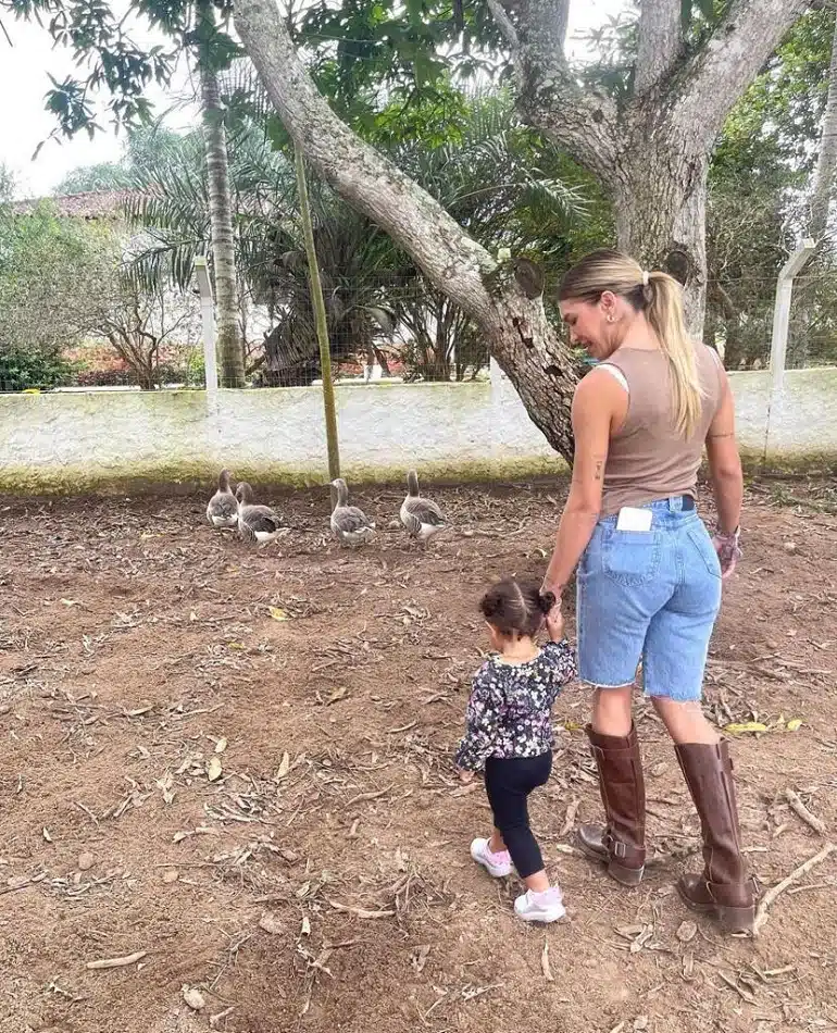 Lore Improta com sua bebê com Léo Santana passeando pela fazenda da família