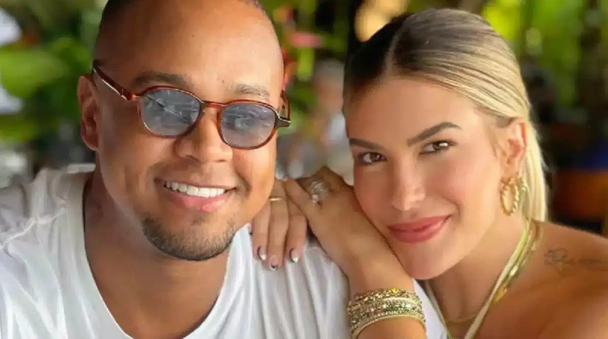 Léo Santana e Lore Improta mostram a filha no colo da babá e fazem declaração