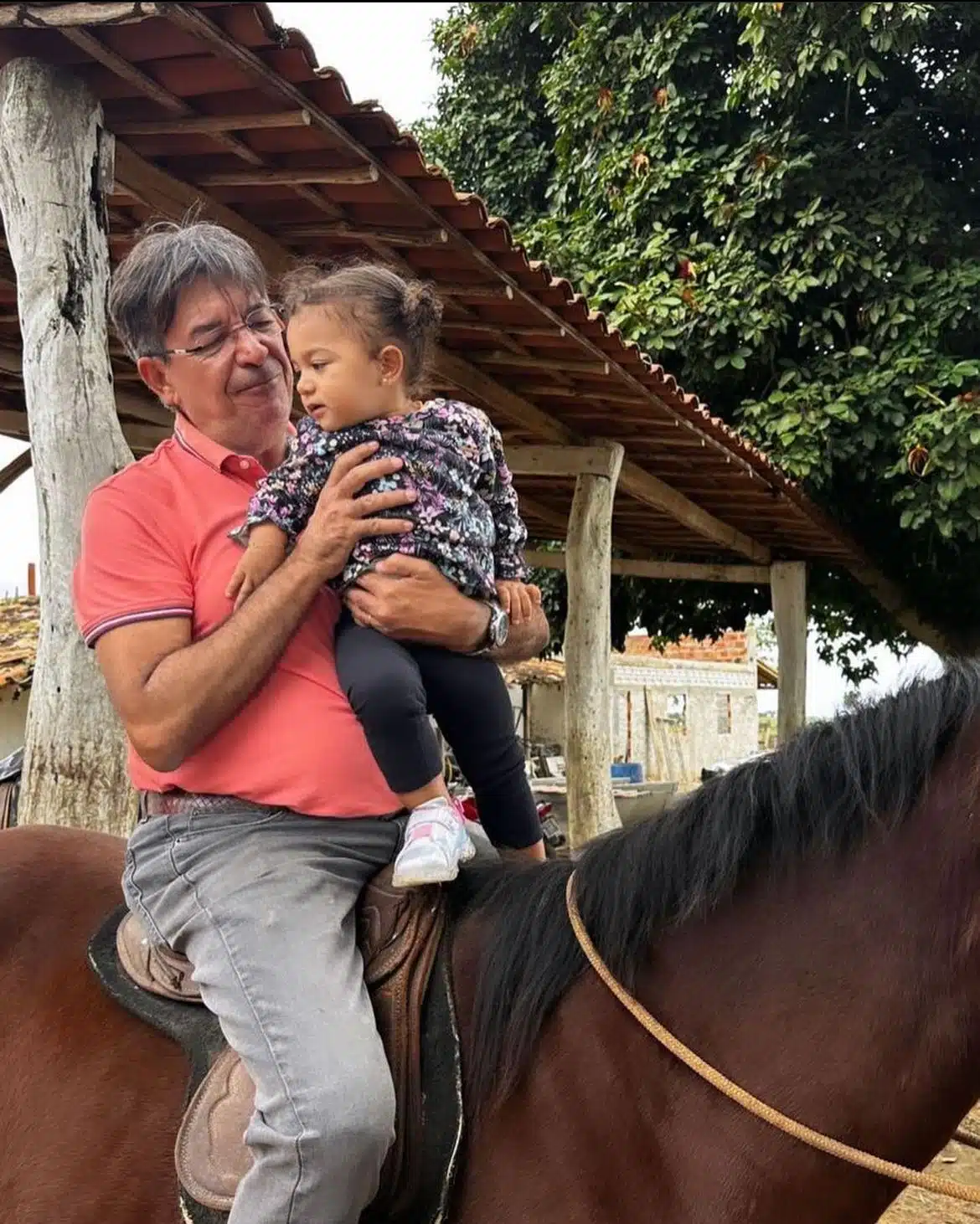 Lorena Improta mostra sua bebê andando a cavalo com o avô