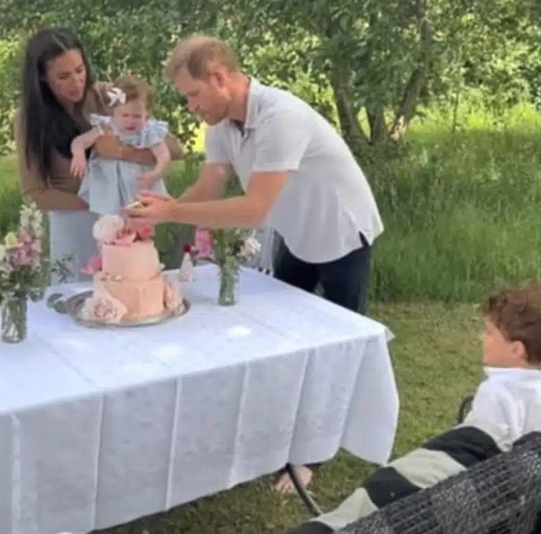 Meghan Markle e o príncipe Harry celebrando o aniversário de um ano de sua filha