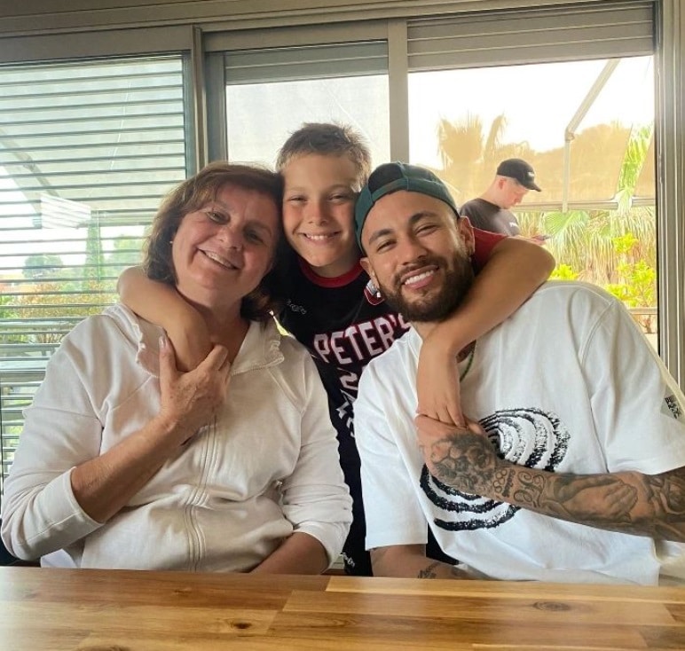 Neymar Jr junto com seu filho e sua ex-sogra