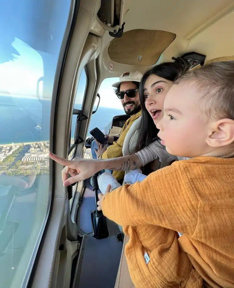 Francisco, primogênito de Thaila e Renato Góes, passeando de helicóptero com os papais
