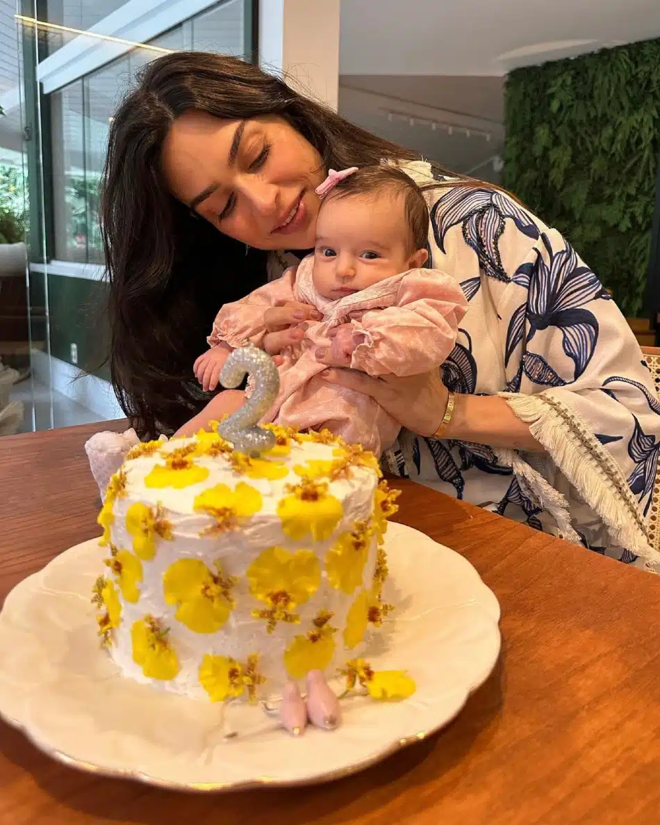 A mamãe Thaila Ayala fez um bolo para comemorar os 2 meses da bebê 