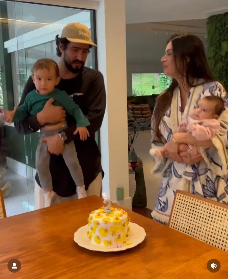 Renato Góes e Thaila Ayla comemorando os 2 meses da bebê 