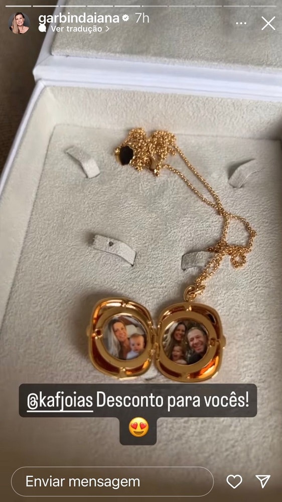 A jornalista Daiana Garbin, esposa de Tiago Leifert, mostrou um colar com fotos da família em diferentes fases 