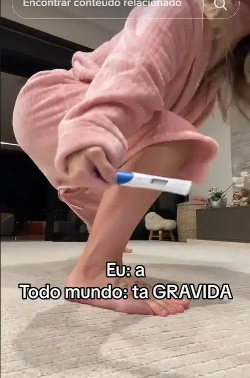 Virgínia Fonseca exibindo teste de gravidez
