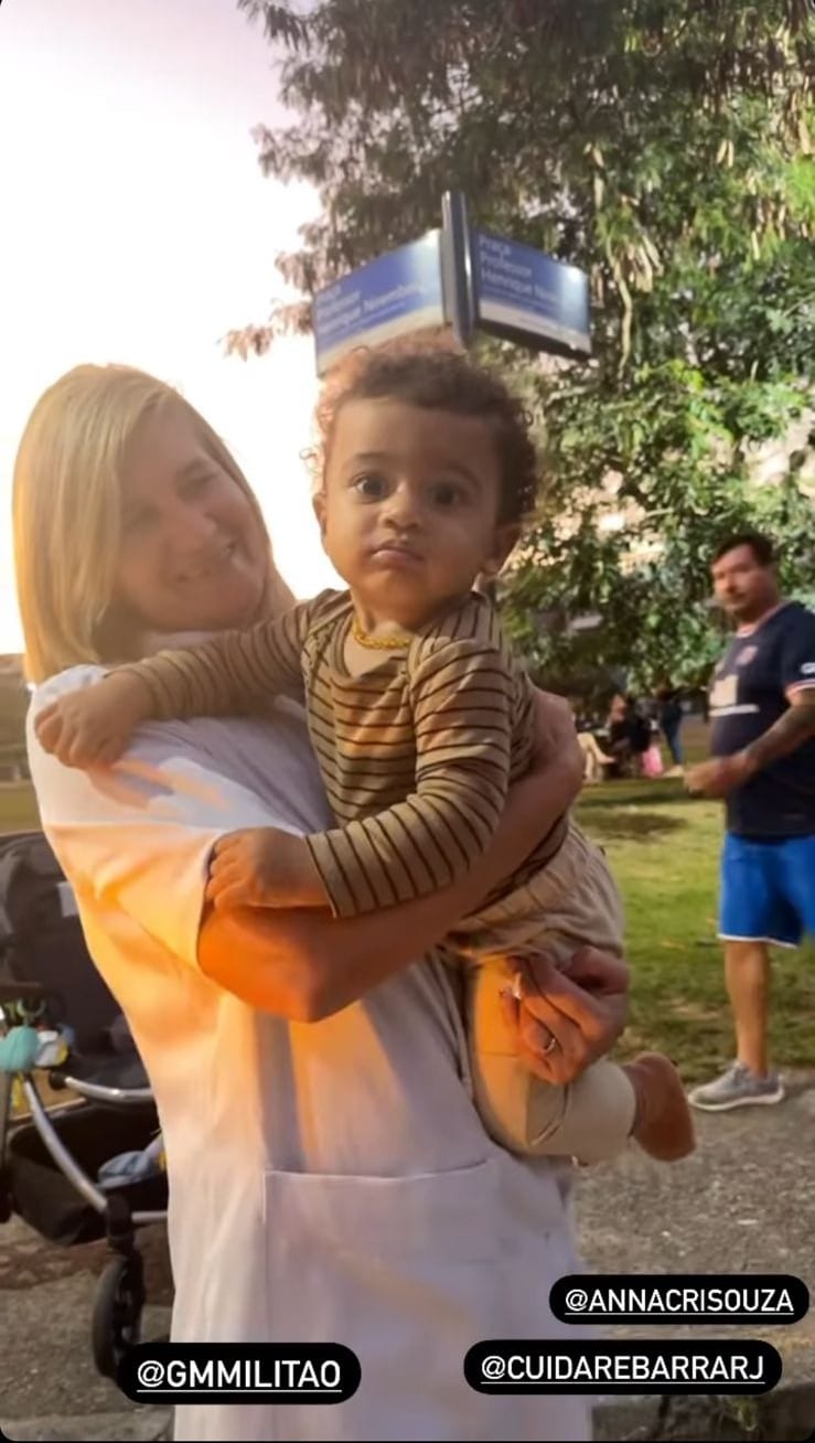 Filho de Viviane Araújo surge com sua babá em passeio