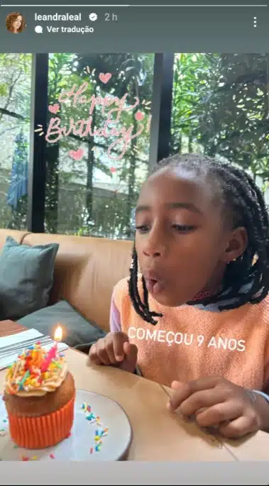 Filha de Leandra Leal comemora 9 anos com bolo simples