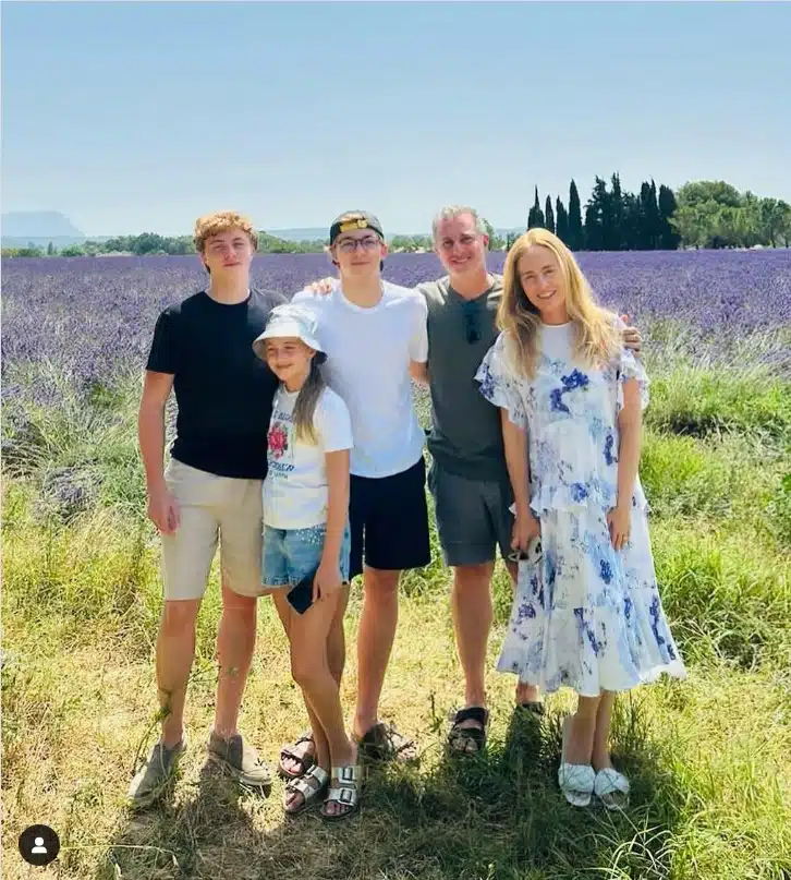 Angélica posa com sua família de férias m Portugal e surpreende