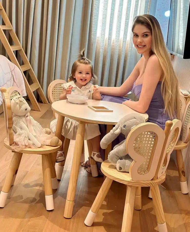 A modelo Bárbara Evans com a filha em seu novo quartinho