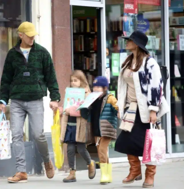 Ryan Gosling, o Ken de Barbie, junto com as filhas