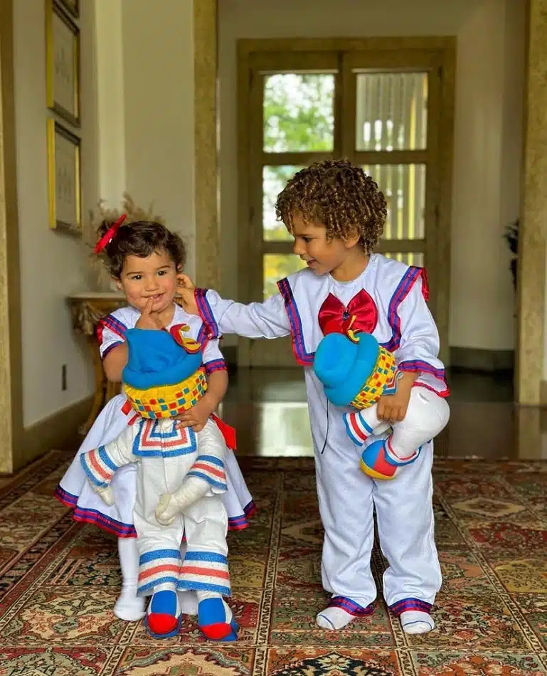 Fernanda e Theo, filhos de Biah e Sorocaba, se divertindo juntos, em casa