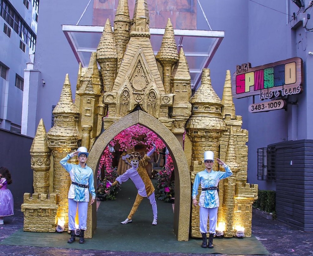 A entrada em formato de castelo do aniversário da filha de Tays Reis e MC Biel