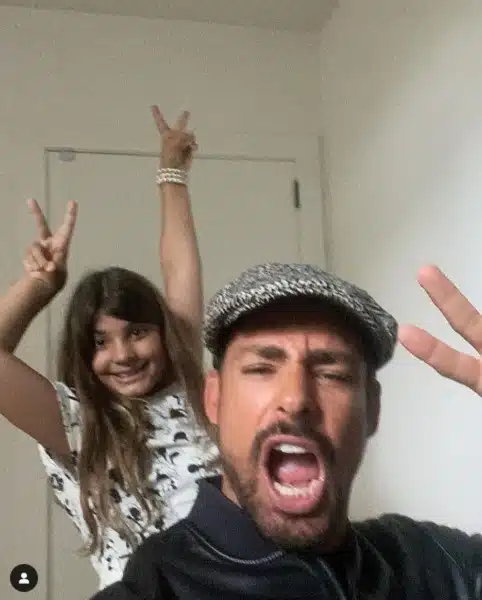 O ator Cauã Reymond se divertindo com a filha, Sofia