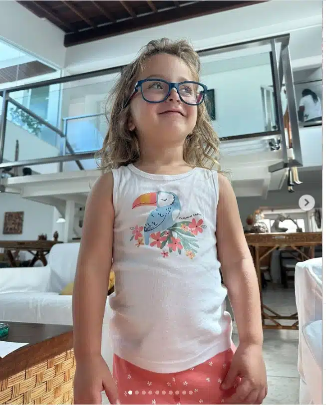 Filha de Claudia Leitte posa usando óculos e impressiona