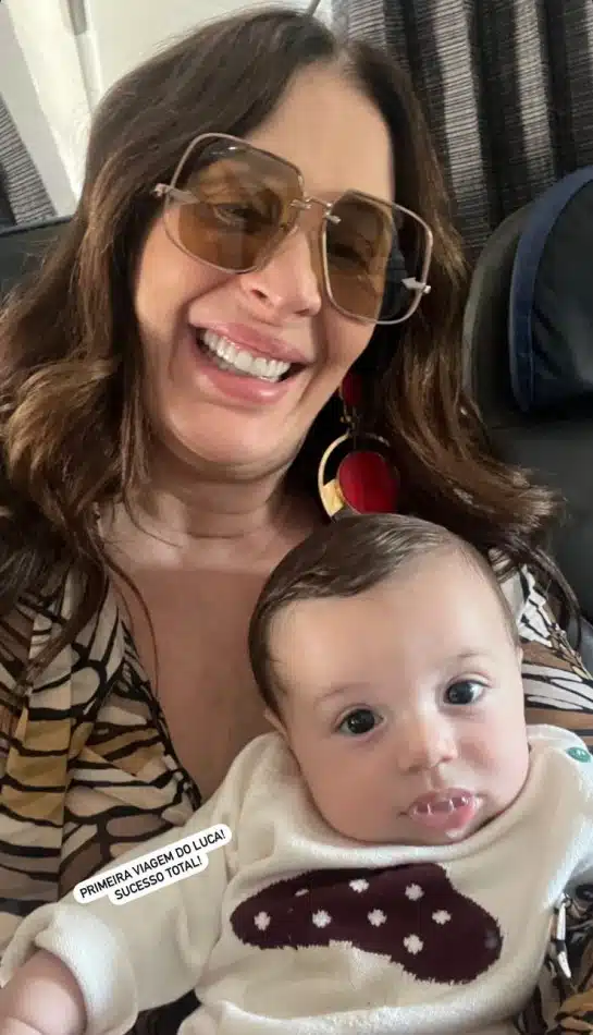 Luca com a mamãe Claudia Raia em sua primeira viagem
