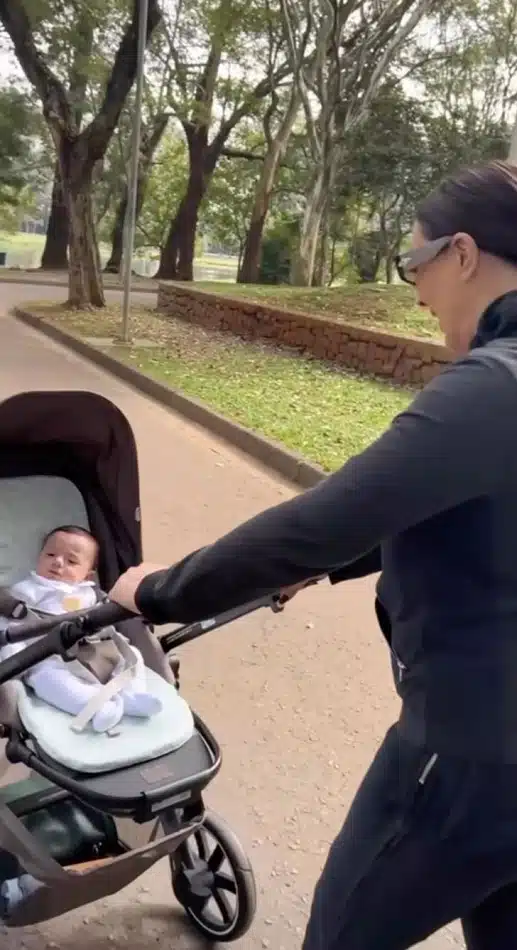Luca, bebê de Claudia Raia e Jarbas, conhecendo o Parque do Ibirapuera 