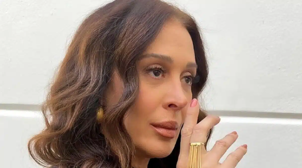 Claudia Raia surge com seu bebê e os irmãos mais velhos deles na sala de sua mansão e impressiona