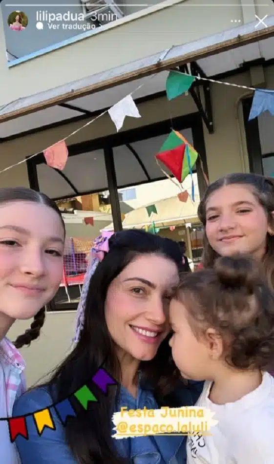 Aline de Pádua com suas filhas com Daniel na festa junina de sua escola de dança 