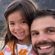Duda Nagle surge com sua filha em sua casa no Rio de Janeiro e surpreende