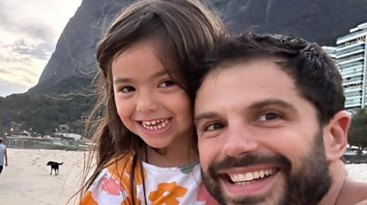 Duda Nagle surge com sua filha em sua casa no Rio de Janeiro e surpreende