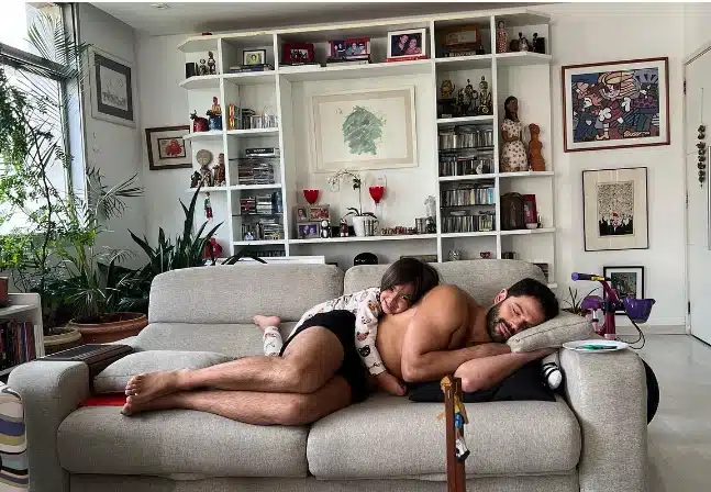 Duda Nagle posa deitado com Zoe no sofá da sua casa no Rio de Janeiro e surpreende 