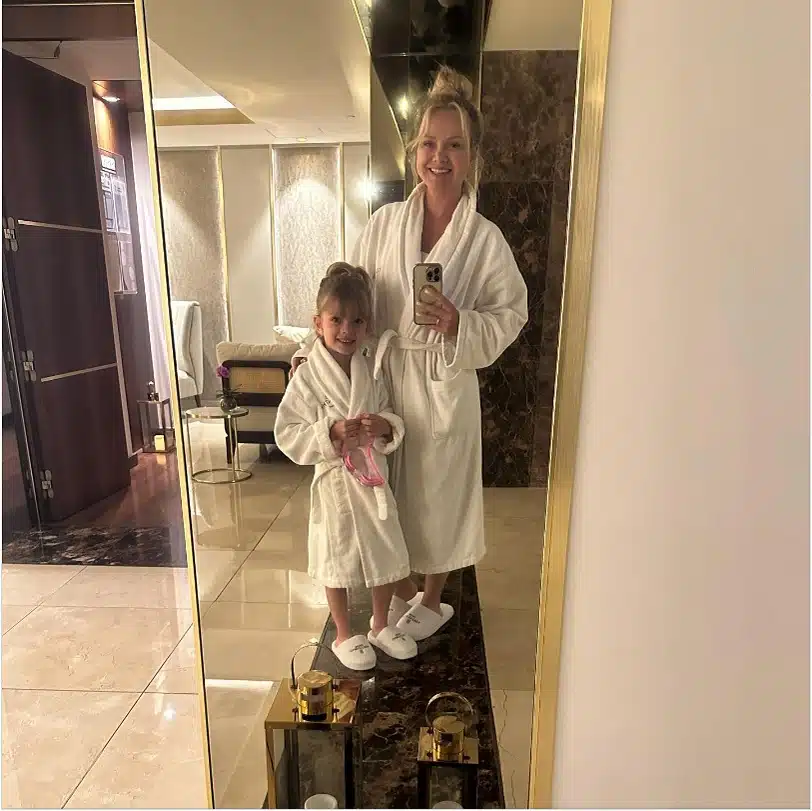 Eliana posa com sua filha caçula em hotel de luxo em Portugal e impressiona