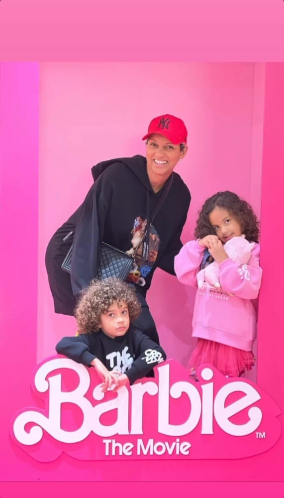 A esposa de Erick Jacquin com os filhos do casal na caixa gigante da Barbie