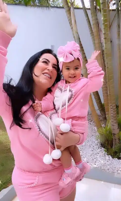 Fabíola Gadelha e sua bebê encantam ao usar roupas iguais