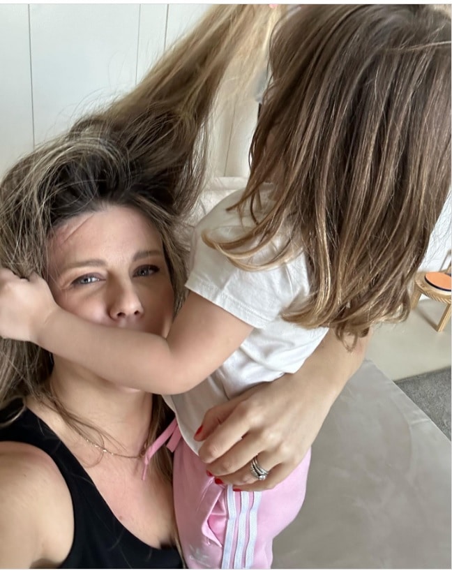 Daiana Garbin mostra sua filha com Tiago Leifert penteando seus cabelos e impressiona 