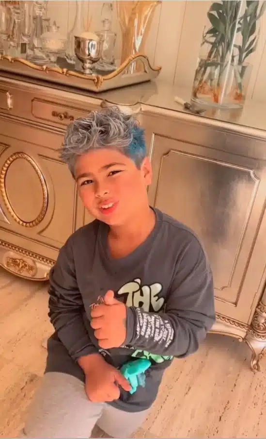 Filho de Simone Mendes posa com cabelo tingido de azul