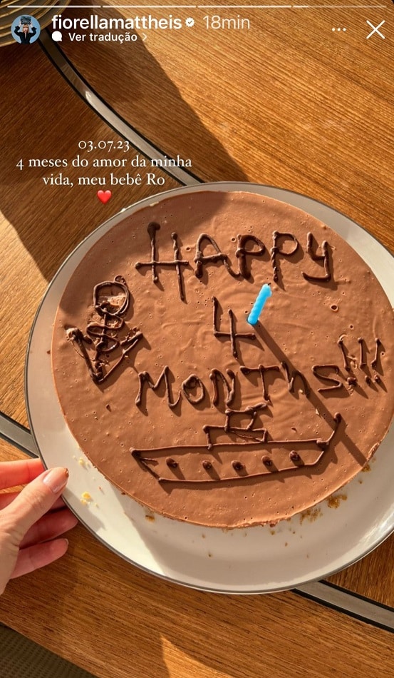 O bolo do mesversário do filho de Fiorella Mattheis e do empresário Roberto Marinho Neto