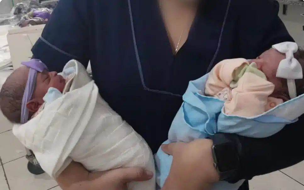 Bebês gêmeas que nasceram de surpresa