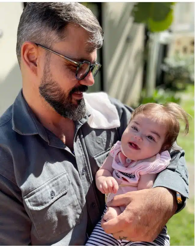 Juliano Casarré posa com sua bebê nos braços e fofura da menina encanta