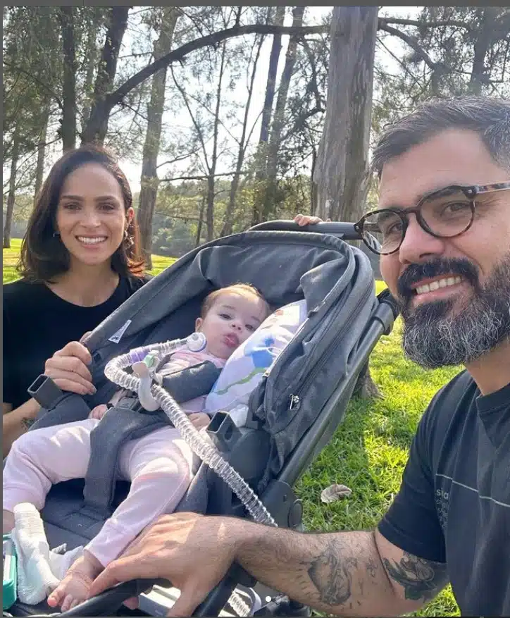 Juliano Cazarré e Leticia mostram passeio com sua bebê
