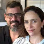 Juliano Cazarré e sua esposa Leticia comemoram mais um avanço na vida da bebê