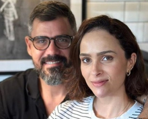 Juliano Cazarré e sua esposa Leticia comemoram mais um avanço na vida da bebê