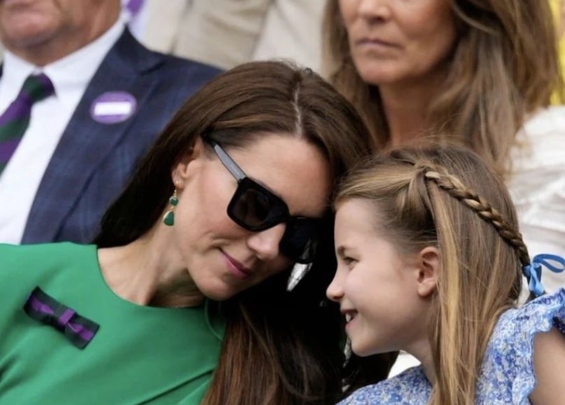 Kate Middlleton posa com a princesa Charlotte, em Wimbledon